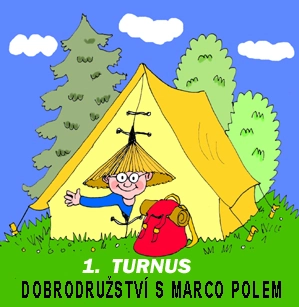 Ilustrace mladého kluka s čínským kloboukem, jak vykukuje ze stanu. Vedle něj leží červený batoh, v pozadí jsou stromy a obloha. Nadpis 1. turnus Dobrodružství s Marco Polem.