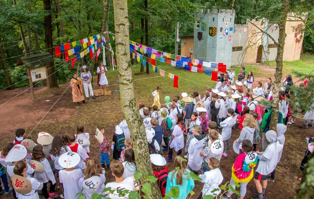 Pohled shora na probíhající nástup v kostýmech z tématu Čína.